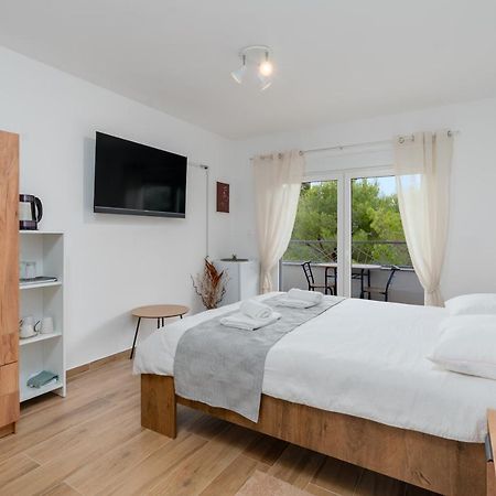 Number One Apartments วีร์ ภายนอก รูปภาพ