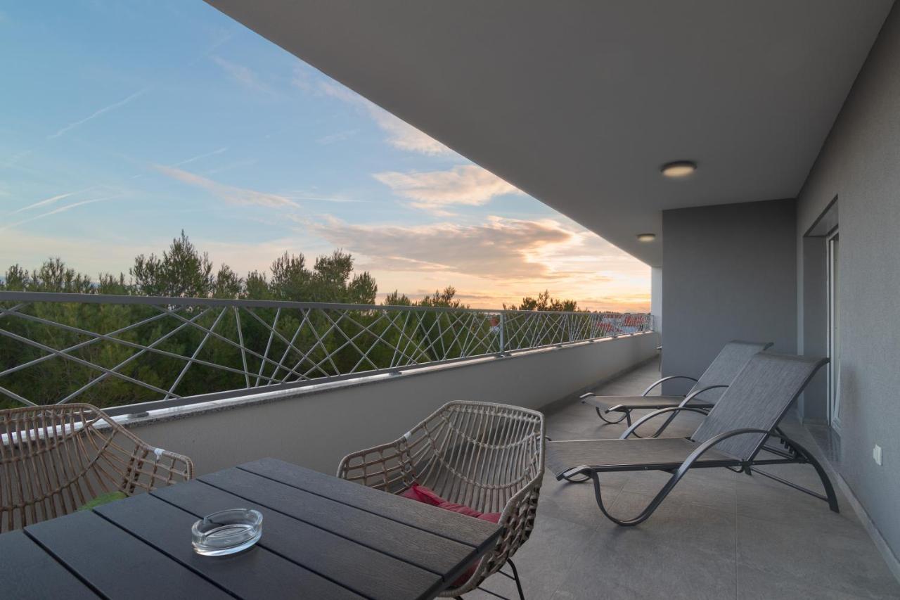 Number One Apartments วีร์ ภายนอก รูปภาพ
