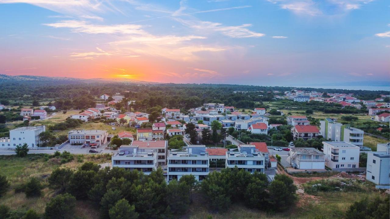 Number One Apartments วีร์ ภายนอก รูปภาพ