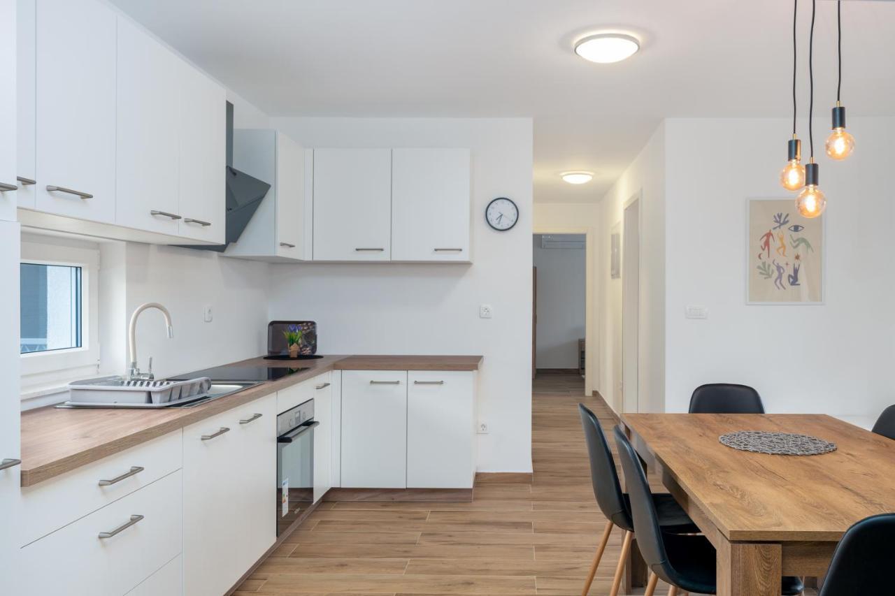 Number One Apartments วีร์ ภายนอก รูปภาพ