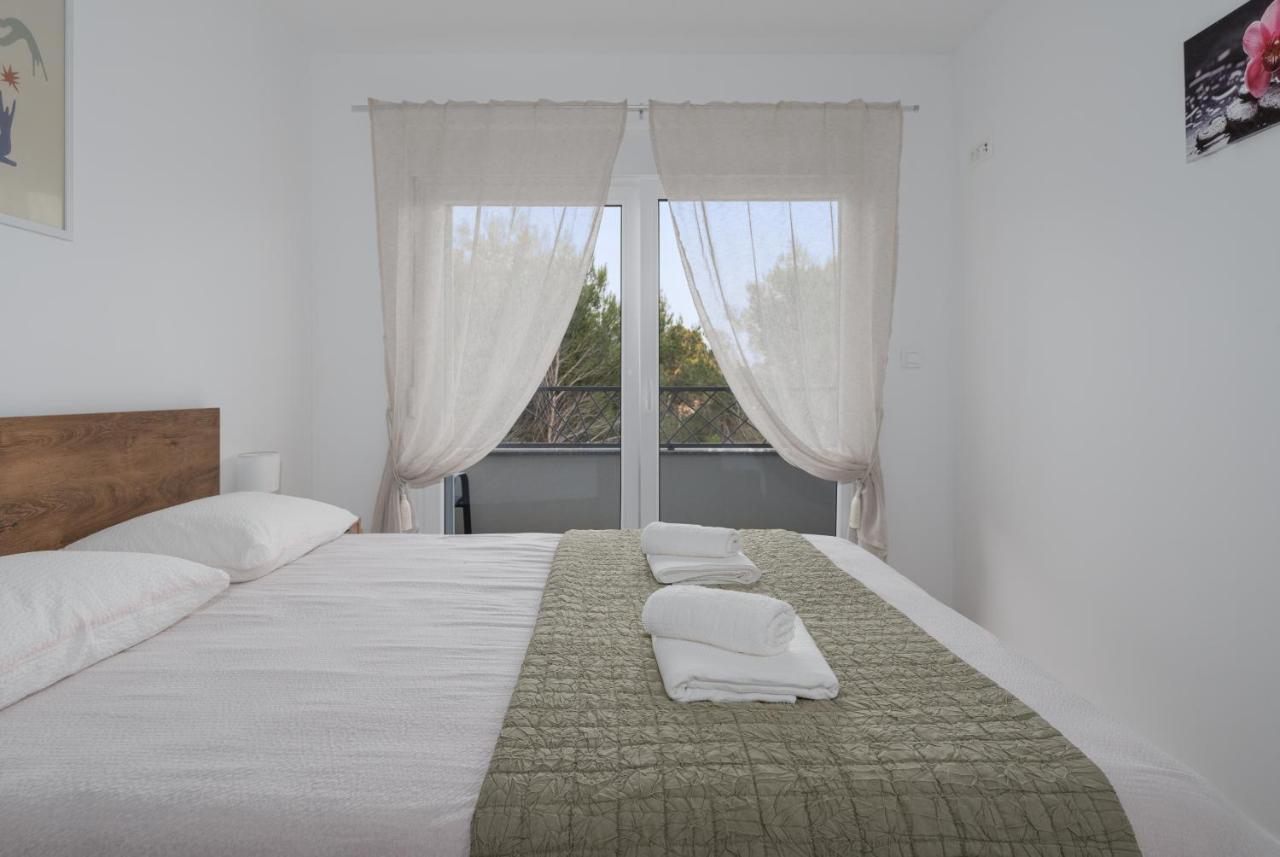 Number One Apartments วีร์ ภายนอก รูปภาพ
