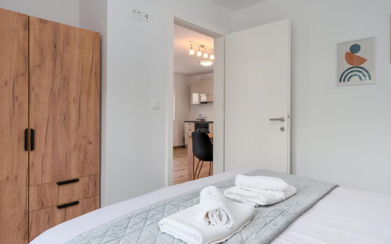 Number One Apartments วีร์ ภายนอก รูปภาพ