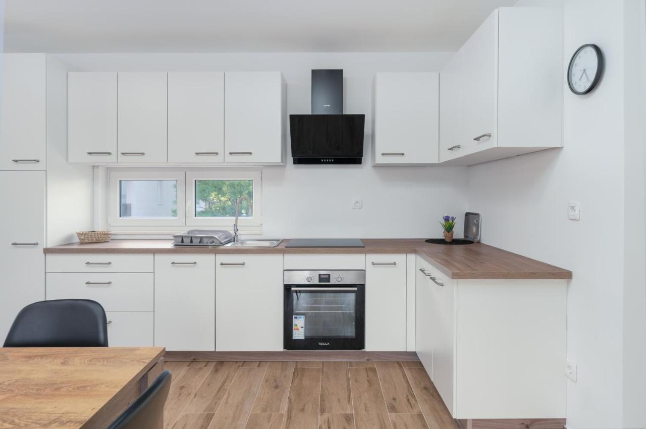 Number One Apartments วีร์ ภายนอก รูปภาพ