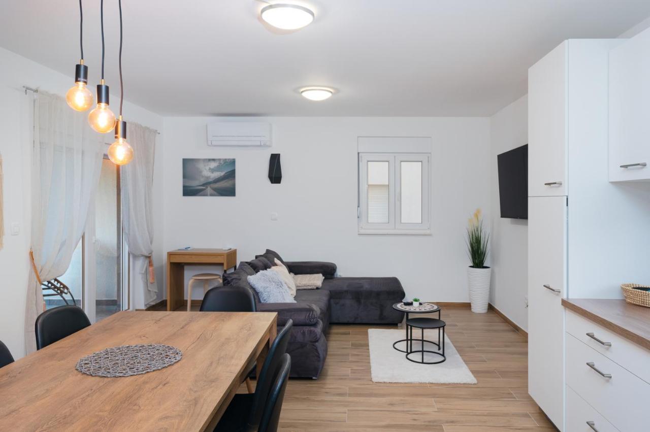 Number One Apartments วีร์ ภายนอก รูปภาพ