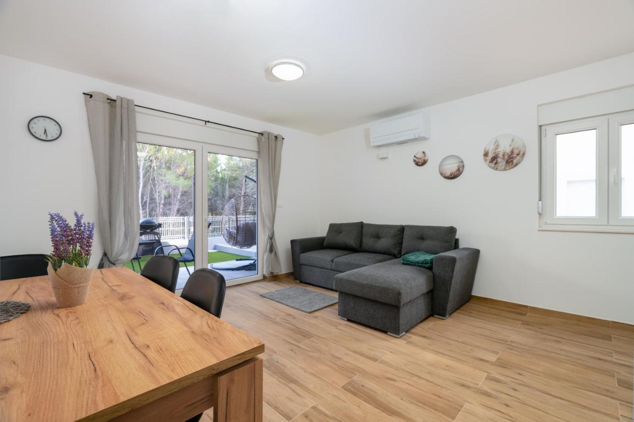 Number One Apartments วีร์ ภายนอก รูปภาพ