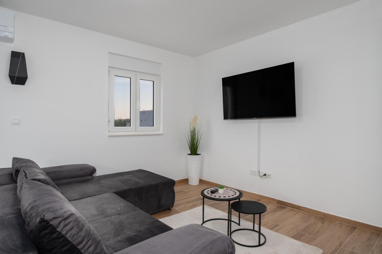 Number One Apartments วีร์ ภายนอก รูปภาพ
