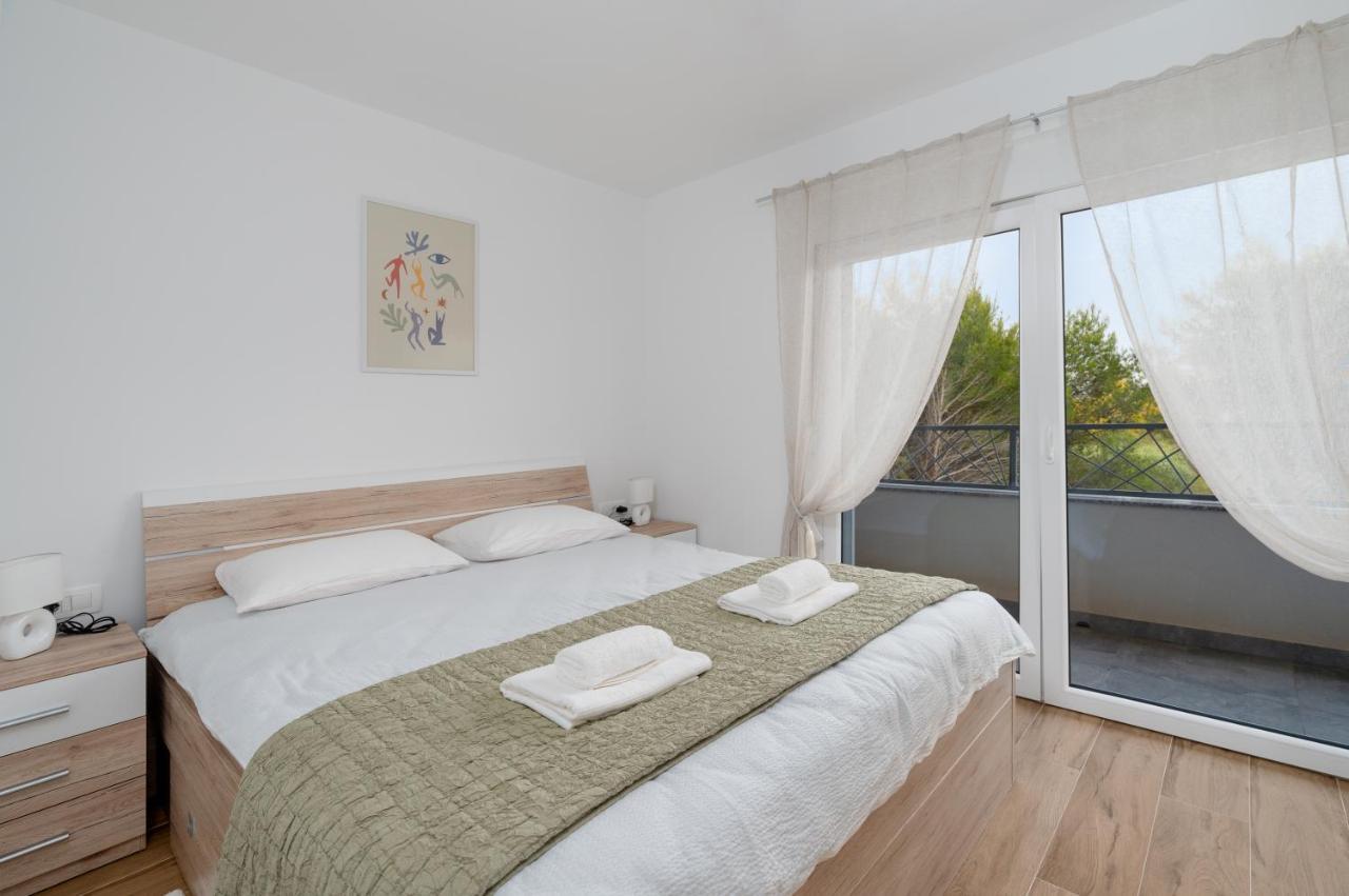 Number One Apartments วีร์ ภายนอก รูปภาพ
