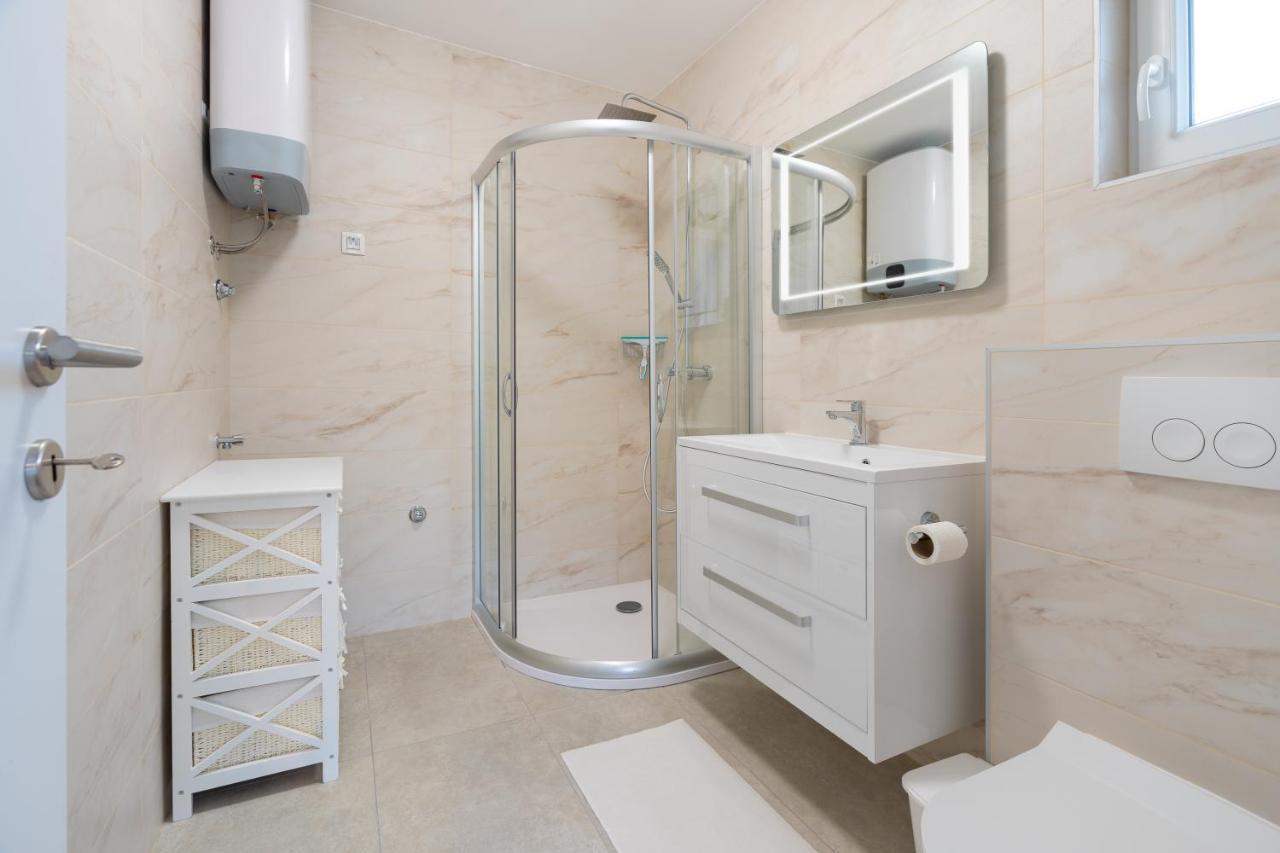 Number One Apartments วีร์ ภายนอก รูปภาพ